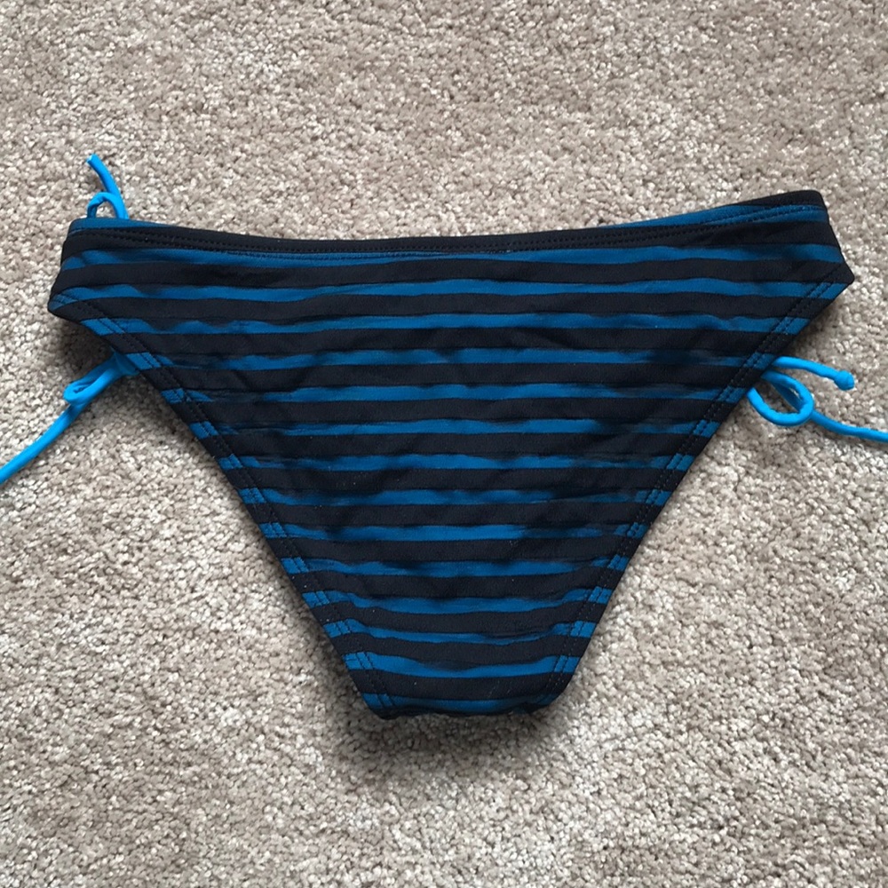 Split bikini - Picture 5 of 5